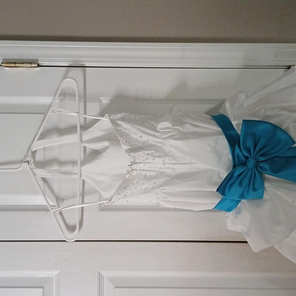 David's Bridal girls White Halter Dress with Turquoise Blue sash bow Sz 7 EUC - Picture 7 of 9